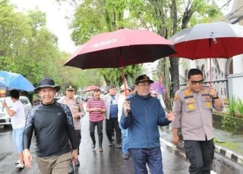 Kapolresta Manado, Kombes Pol Julianto P. Sirait, SIK, M.H., bersama Walikota Manado, Andrew Angouw, melakukan peninjauan ke lokasi banjir di beberapa titik wilayah Kota Manado.