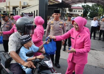 Pembagian takjil pun berlangsung di depan Mapolresta Palangka Raya, Jalan Tjilik Riwut Km. 3,5, Kota Palangka Raya, Kalimantan Tengah, yang dilakukan oleh para personel Polresta bersama anggota Bhayangkari Cabang Kota Palangka Raya, Senin (24/3/2025) sore.