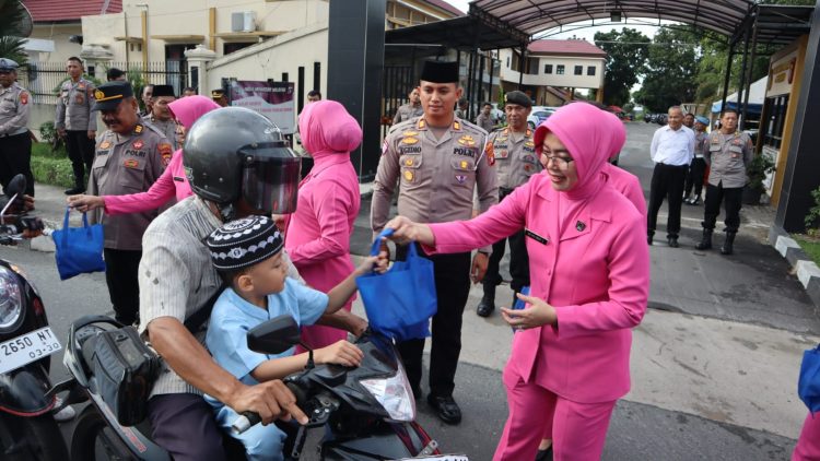 Pembagian takjil pun berlangsung di depan Mapolresta Palangka Raya, Jalan Tjilik Riwut Km. 3,5, Kota Palangka Raya, Kalimantan Tengah, yang dilakukan oleh para personel Polresta bersama anggota Bhayangkari Cabang Kota Palangka Raya, Senin (24/3/2025) sore.