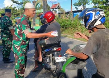 Koramil 01/Pahandut Kodim 1016/Palangka Raya menggelar kegiatan pembagian takjil di depan Koramil 01/Pahandut Jl. Diponegoro. Kegiatan ini berlangsung pada Senin (24/3/2025) dan disambut antusias oleh warga yang melintas.