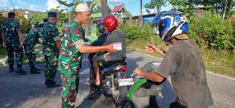 Koramil 01/Pahandut Kodim 1016/Palangka Raya menggelar kegiatan pembagian takjil di depan Koramil 01/Pahandut Jl. Diponegoro. Kegiatan ini berlangsung pada Senin (24/3/2025) dan disambut antusias oleh warga yang melintas.