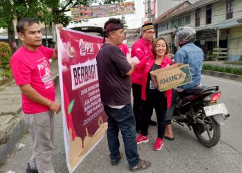 Aksi berbagi takjil DPD Partai PSI Dairi disambut antusias masyarakat. Sebanyak Puluhan paket yang disiapkan ludes dalam hitungan cepat.
