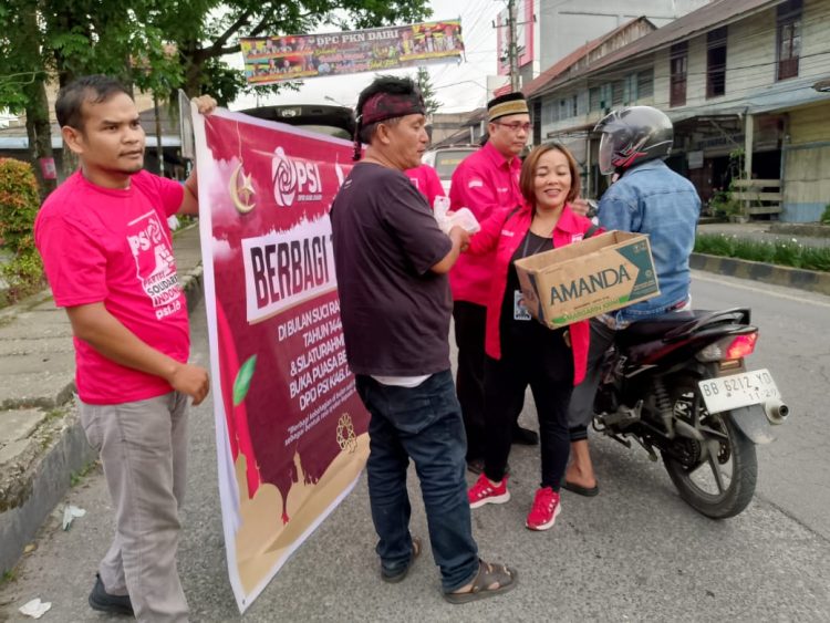 Aksi berbagi takjil DPD Partai PSI Dairi disambut antusias masyarakat. Sebanyak Puluhan paket yang disiapkan ludes dalam hitungan cepat.