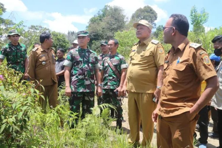 Bupati Dairi, Vickner Sinaga, bersama Dandim 0206/Dairi, Letkol Inf Goklas Pirtahan Silaban, meninjau lokasi rencana sasaran TNI Manunggal Membangun Desa (TMMD) ke-124 tahun 2025 di Lingkungan 2 Kelurahan Bintang Hulu, Kecamatan Sidikalang, Kabupaten Dairi.