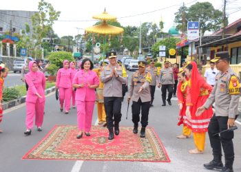 Kapolda Kalteng Irjen Pol Iwan Kurniawan, S.I.K., M.Si., bersama Ketua Bhayangkari Daerah Kalteng Ny. drg. Irene Iwan Kurniawan melakukan kunjungan kerja perdana ke Kabupaten Kotawaringin Barat pada Selasa (25/3/2025) pagi.
