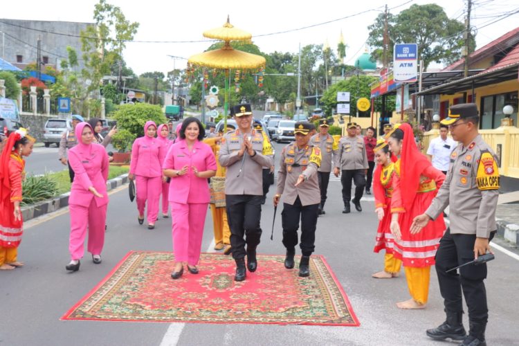 Kapolda Kalteng Irjen Pol Iwan Kurniawan, S.I.K., M.Si., bersama Ketua Bhayangkari Daerah Kalteng Ny. drg. Irene Iwan Kurniawan melakukan kunjungan kerja perdana ke Kabupaten Kotawaringin Barat pada Selasa (25/3/2025) pagi.