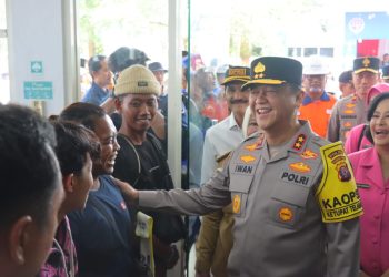 Kapolda Kalteng Irjen Pol Iwan Kurniawan, S.I.K., M.Si., bersama Kapolres Kobar AKBP Yusfandi Usman, S.I.K.,M.I.K melakukan pengecekan ke Pos Pelayanan yang berada di Pelabuhan Panglima Utar Kumai, Kotawaringin Barat (Kobar), Selasa (25/3/2025) pagi.