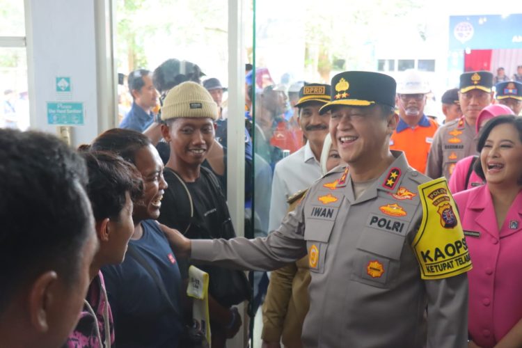 Kapolda Kalteng Irjen Pol Iwan Kurniawan, S.I.K., M.Si., bersama Kapolres Kobar AKBP Yusfandi Usman, S.I.K.,M.I.K melakukan pengecekan ke Pos Pelayanan yang berada di Pelabuhan Panglima Utar Kumai, Kotawaringin Barat (Kobar), Selasa (25/3/2025) pagi.