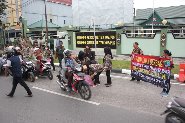 Sejumlah himpunan Organisasi yang ada di Palangka Raya diantaranya Gerakan Pemuda Dayak Indonesia (GERDAYAK) Kalimantan Tengah, Himpunan Putra Putri Keluarga Angkatan Darat (HIPAKAD), FKPPI serta Beta Talawang Palangka Raya membagikan takjil serta memberikan dukungan terhadap Undang-Undang TNI, yang telah disahkan oleh DPR RI bertempat di depan Makodim 1016/Plk Selasa sore (25/3/2025).