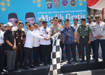 Program mudik gratis ini, secara resmi dilepas oleh Wakil Gubernur Kalteng, H. Edy Pratowo didampingi Kapolda Irjen Pol Iwan Kurniawan, dan Fokopimda Kalteng, bertempat di Bundaran Besar, Kota Palangka Raya, Rabu (26/3/2025) siang.