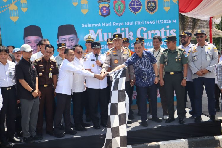 Program mudik gratis ini, secara resmi dilepas oleh Wakil Gubernur Kalteng, H. Edy Pratowo didampingi Kapolda Irjen Pol Iwan Kurniawan, dan Fokopimda Kalteng, bertempat di Bundaran Besar, Kota Palangka Raya, Rabu (26/3/2025) siang.