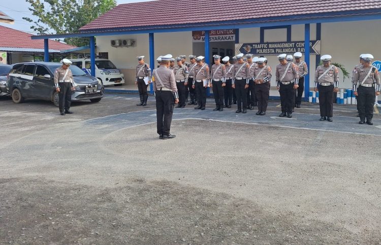 Satuan Lalu Lintas (Satlantas) Polresta Palangka Raya menggelar apel pagi sebagai bentuk kesiapan personel dalam memberikan pelayanan terbaik kepada masyarakat, Rabu (26/3/2025).