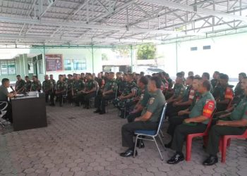 Komandan Kodim (Dandim) 0206/Dairi, Letkol Inf Goklas Pirtahan Silaban, memberikan arahan kepada para Bintara Pembina Desa (Babinsa) di Aula Terbuka Kodim 0206/Dairi, Jalan Sisingamangaraja, Sidikalang, Kabupaten Dairi, pada Rabu, 26 Maret 2025.