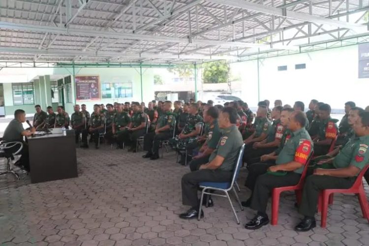 Komandan Kodim (Dandim) 0206/Dairi, Letkol Inf Goklas Pirtahan Silaban, memberikan arahan kepada para Bintara Pembina Desa (Babinsa) di Aula Terbuka Kodim 0206/Dairi, Jalan Sisingamangaraja, Sidikalang, Kabupaten Dairi, pada Rabu, 26 Maret 2025.