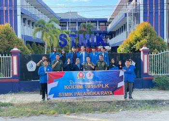 Kodim 1016/Plk bersama mahasiswa Sekolah Tinggi Manajemen Informatika dan Komputer (STMIK) Palangka Raya menggelar kegiatan berbagi takjil kepada masyarakat di depan kampus STMIK Palangka Raya Jalan G. Obos, Kota Palangka Raya, Rabu (26/3/2025).