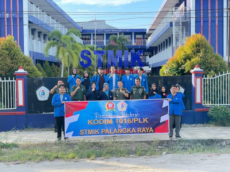Kodim 1016/Plk bersama mahasiswa Sekolah Tinggi Manajemen Informatika dan Komputer (STMIK) Palangka Raya menggelar kegiatan berbagi takjil kepada masyarakat di depan kampus STMIK Palangka Raya Jalan G. Obos, Kota Palangka Raya, Rabu (26/3/2025).