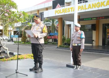 Kapolresta Palangka Raya, Kombes Pol. Dedy Supriadi, S.I.K., M.H., memimpin apel pagi yang digelar di lapangan apel Mapolresta Palangka Raya, Kamis (27/3/2025).
