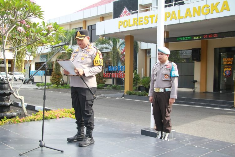 Kapolresta Palangka Raya, Kombes Pol. Dedy Supriadi, S.I.K., M.H., memimpin apel pagi yang digelar di lapangan apel Mapolresta Palangka Raya, Kamis (27/3/2025).