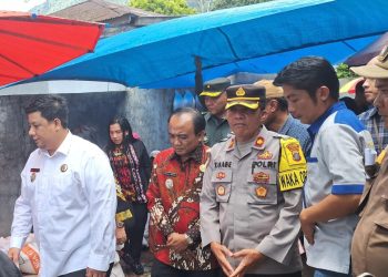 Forkopimda Kabupaten Samosir melakukan monitoring harga pasar dan ketersediaan sembako di Pasar Desa Ambarita, Kecamatan Ambarita, pada Kamis, 27 Maret 2025. Kegiatan ini dilakukan untuk mengantisipasi lonjakan harga menjelang bulan suci Ramadhan dan Hari Raya Idul Fitri 1446 Hijriah.