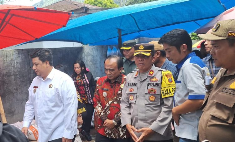 Forkopimda Kabupaten Samosir melakukan monitoring harga pasar dan ketersediaan sembako di Pasar Desa Ambarita, Kecamatan Ambarita, pada Kamis, 27 Maret 2025. Kegiatan ini dilakukan untuk mengantisipasi lonjakan harga menjelang bulan suci Ramadhan dan Hari Raya Idul Fitri 1446 Hijriah.