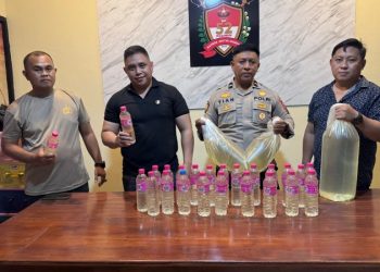 Personel Polsek Pelabuhan Manado menggelar operasi terhadap peredaran minuman keras (miras), senjata tajam (sajam), dan barang ilegal di Kawasan Pelabuhan Manado pada Rabu (26/2) mulai pukul 10.00 WITA hingga 18.00 WITA.