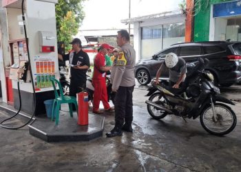 Personel Polsek Sario yang dipimpin langsung oleh Kapolsek Sario AKP Recky Pongajouw melaksanakan pemantauan dan pengaturan arus lalu lintas di Stasiun Pengisian Bahan Bakar Umum (SPBU) Sario, yang berada di wilayah hukum Polsek Sario, pada Kamis (27/3/2025).