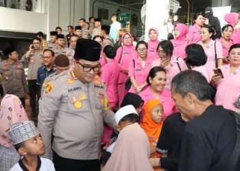 Kepolisian Resor Kota Manado menggelar kegiatan belanja bersama anak yatim di salah satu pusat perbelanjaan di kota Manado. Kegiatan ini merupakan bagian dari program kepedulian sosial Polresta Manado untuk berbagi kebahagiaan dengan anak-anak yang kurang beruntung, Rabu 26/03/2025.