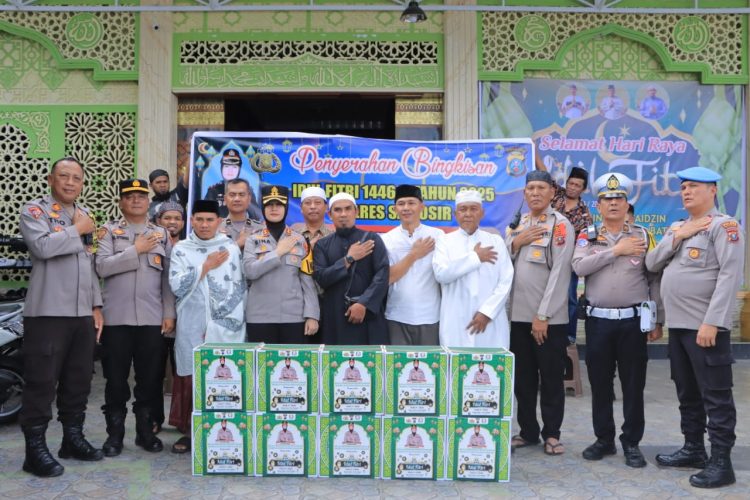 Kapolres Samosir AKBP Rina Frillya, S.I.K., menyerahkan bingkisan Lebaran kepada masyarakat Muslim di Masjid Al-Hasanah, Kecamatan Pangururan, Kabupaten Samosir, pada Jumat (28/3/2025) siang.