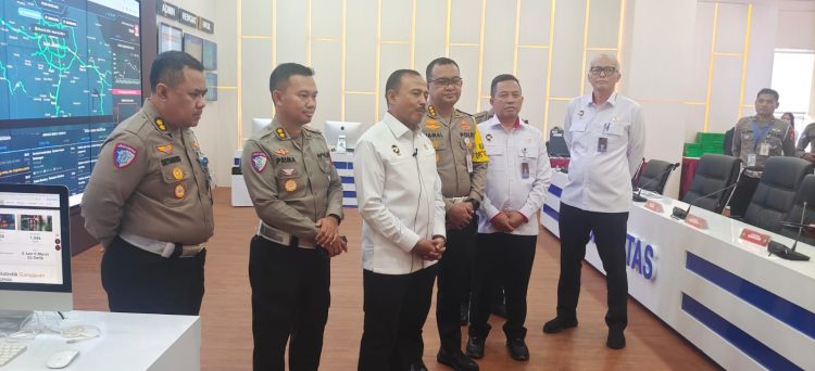 Deputi Bidang Koordinasi Politik Dalam Negeri Kemenko Polhukam Mayjen TNI Dr. Heri Wiranto, M.M., M. Tr(Han) berkunjung ke Posko National Traffic Management Center (NTMC) Korlantas Polri, Jumat (28/3/2025).