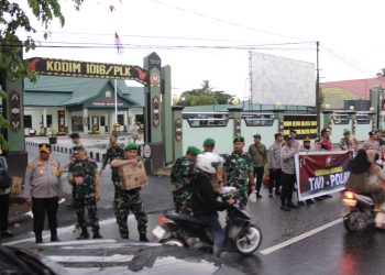 Bagi takjil tersebut dilaksanakan oleh anggota Kodim 1016/Plk dan Polresta Palangka Raya di depan Makodim 1016/Plk Jumat sore (28/3/2025).