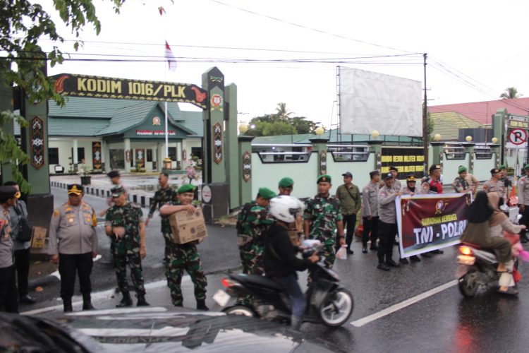 Bagi takjil tersebut dilaksanakan oleh anggota Kodim 1016/Plk dan Polresta Palangka Raya di depan Makodim 1016/Plk Jumat sore (28/3/2025).