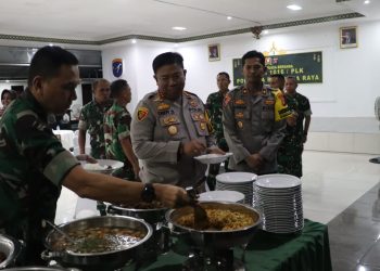 Acara buka puasa bersama Komando Distrik Militer (Kodim) 1016/Plk di Markas Komando Kodim (Makodim) setempat, Jalan Ahmad Yani, Kota Palangka Raya, Kalimantan Tengah, Jumat (28/3/2025) malam.