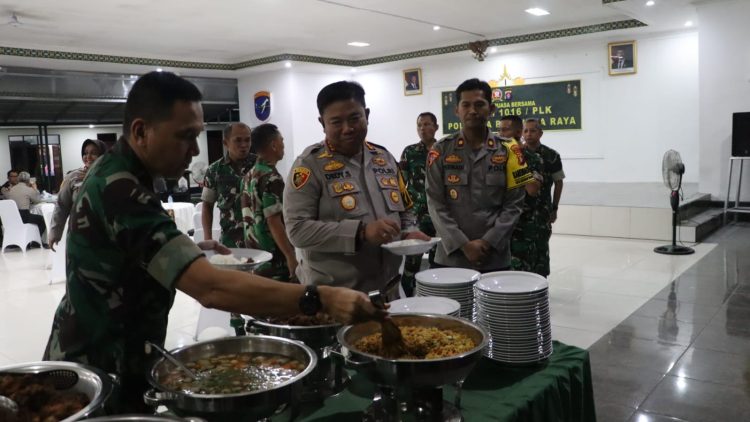 Acara buka puasa bersama Komando Distrik Militer (Kodim) 1016/Plk di Markas Komando Kodim (Makodim) setempat, Jalan Ahmad Yani, Kota Palangka Raya, Kalimantan Tengah, Jumat (28/3/2025) malam.