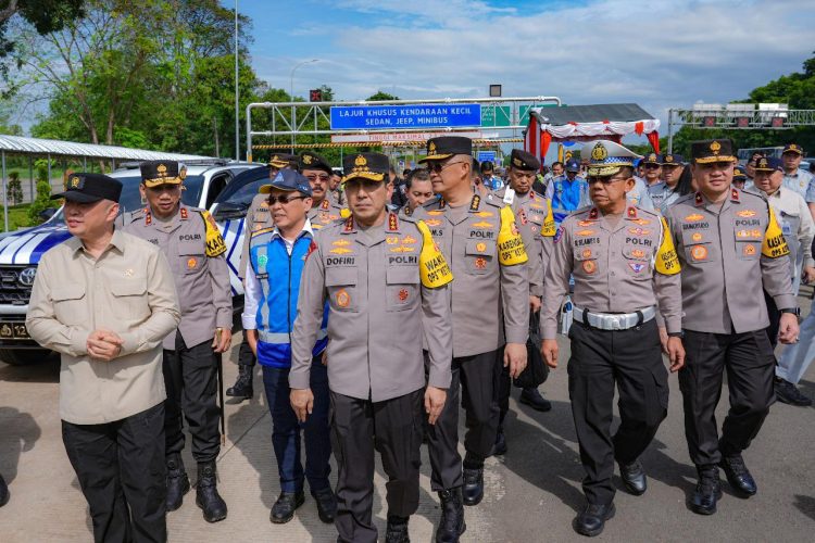 Wakapolri Komjen Ahmad Dofiri di Gerbang Tol Cikatama, Jumat (28/03/25)