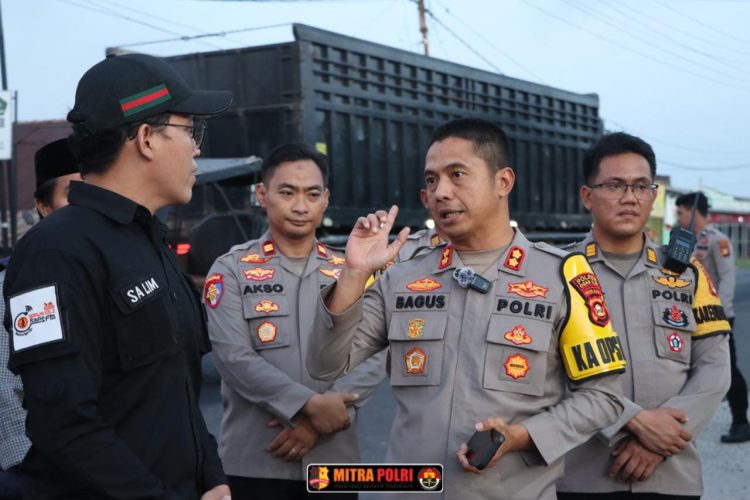 Kapolres Ogan Ilir, AKBP Bagus Suryo Wibowo, S.I.K., turun langsung ke lokasi bersama Kasat Lantas AKP Desram, S.H., Kapolsek Indralaya AKP Juanardi, S.H., dan Kapolsek Tanjung Batu IPTU Akso, S.H., M.H., untuk memastikan kelancaran arus lalu lintas, terutama di tengah tingginya mobilitas kendaraan menjelang Lebaran.