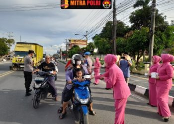 Personel Polsek Indralaya bersama Bhayangkari Ranting Indralaya menggelar kegiatan pembagian takjil gratis bagi pengendara yang melintas di Jalan Lintas Timur Km. 36, tepat di depan Mako Polsek Indralaya, Kecamatan Indralaya, Kabupaten Ogan Ilir.