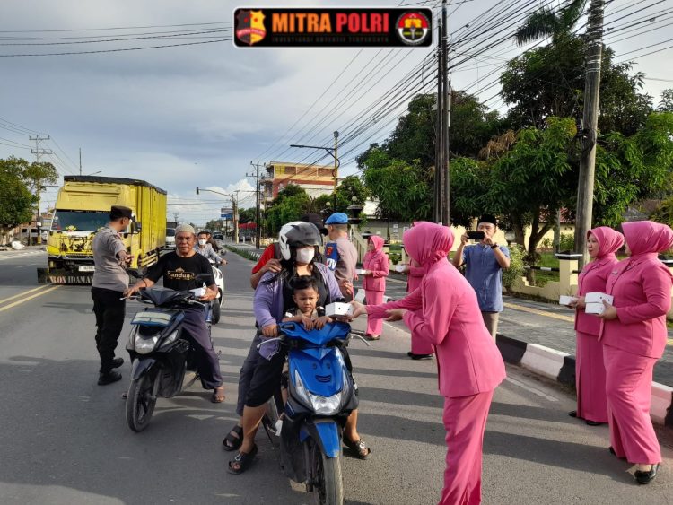Personel Polsek Indralaya bersama Bhayangkari Ranting Indralaya menggelar kegiatan pembagian takjil gratis bagi pengendara yang melintas di Jalan Lintas Timur Km. 36, tepat di depan Mako Polsek Indralaya, Kecamatan Indralaya, Kabupaten Ogan Ilir.
