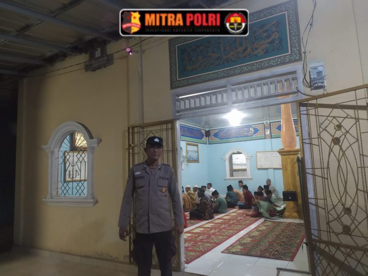 Polsek Rantau Alai melaksanakan pengamanan ibadah shalat tarawih di Masjid Al Muhajirin, Desa Mekar Sari, Kecamatan Rantau Alai, pada Jumat malam (29/3/25).