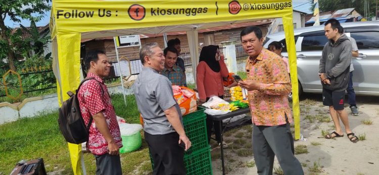 Kegiatan pasar pangan murah digelar di halaman depan Kantor Kelurahan Sabaru, Kota Palangka Raya, Sabtu (29/3/2025).