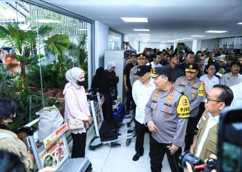Kapolri Jenderal Listyo Sigit Prabowo melakukan pengecekan langsung pengamanan dan pelayanan arus mudik Lebaran 2025 di Bandara Soekarno Hatta (Soetta), Sabtu (29/3/2025). Peninjauan tersebut juga dilakukan bersama para Menteri dan pihak terkait lainnya.