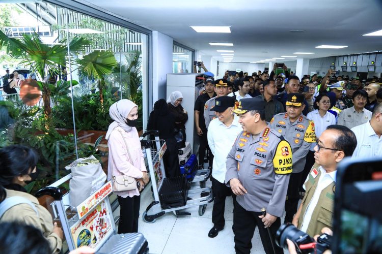 Kapolri Jenderal Listyo Sigit Prabowo melakukan pengecekan langsung pengamanan dan pelayanan arus mudik Lebaran 2025 di Bandara Soekarno Hatta (Soetta), Sabtu (29/3/2025). Peninjauan tersebut juga dilakukan bersama para Menteri dan pihak terkait lainnya.