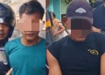 DIBAWA: Dua pria tersangka pengedar sabu, dIbawa ke Mapolres Pelabuhan Belawan, Minggu (2/3/2015), setelah ditangkap dari Komplek UKA, Kelurahan Terjun, Medan Marelan.(Foto Dok/Polres Belawan).