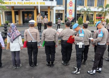 Wakapolresta Palangka Raya, Polda Kalteng, AKBP Moch. Isharyadi Fitriawan, S.I.K., M.M. melakukan pengecekan terhadap para personel kesatuan dan jajarannya sebelum melaksanakan apel pagi, Senin (3/3/2025) pagi.