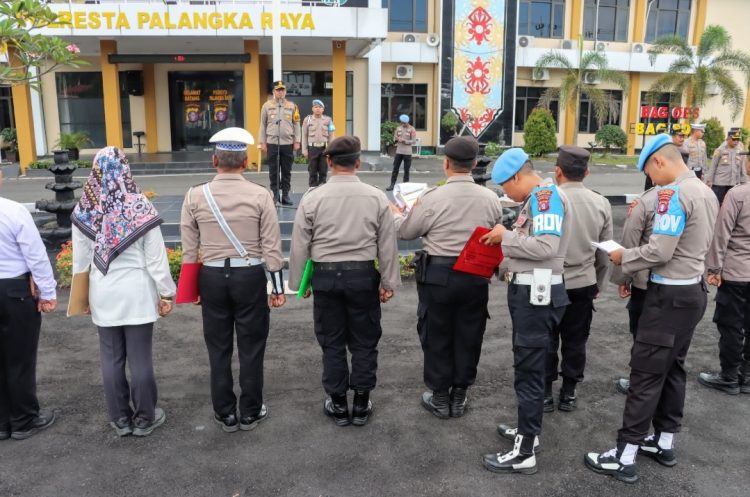 Wakapolresta Palangka Raya, Polda Kalteng, AKBP Moch. Isharyadi Fitriawan, S.I.K., M.M. melakukan pengecekan terhadap para personel kesatuan dan jajarannya sebelum melaksanakan apel pagi, Senin (3/3/2025) pagi.