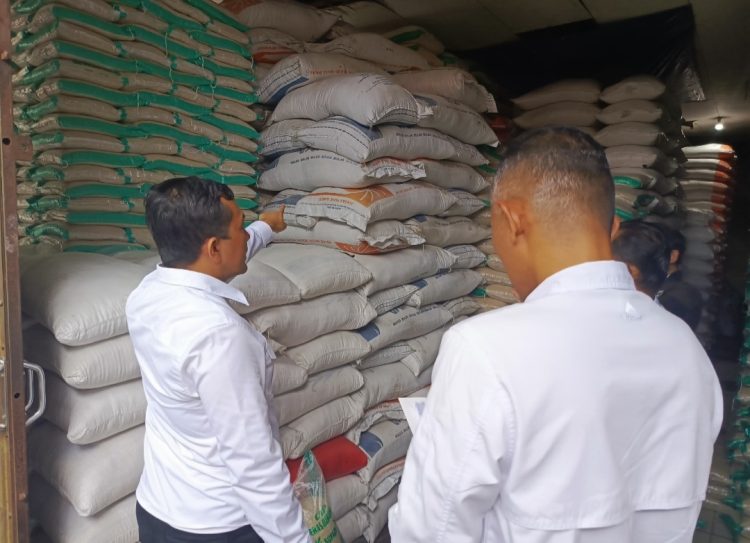 Peninjauan tersebut, dipimpin oleh Dirreskrimsus Polda Kalteng Kombes Pol Dr. Rimsyahtono mewakili Kapolda Irjen Pol Drs. Djoko Poerwanto, dan diikuti para personel Ditreskrimsus yang terlibat operasi Satgas Pangan.