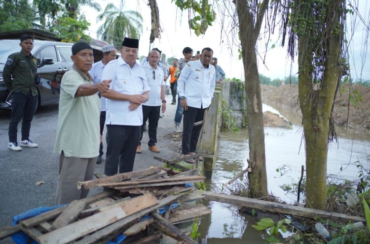 Bupati Nagan Raya, Provinsi Aceh, Dr. TR. Keumangan, S.H., M.H., bersama Wakil Bupati (Wabup), Raja Sayang, meninjau langsung lokasi banjir yang melanda puluhan desa di Kabupaten Nagan Raya pada Rabu, 5 Maret 2025.