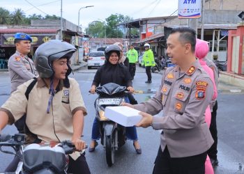 Pembagian takjil dihadiri langsung oleh Kapolres Samosir AKBP Yogie Hardiman dan Ketua Bhayangkari Cabang Samosir Ny. Widia Hardiman dan pengurus Bhayangkari, serta diikuti Plt Kabag Ops Polres Samosir AKP Tito, Kasi Propam IPDA Darmono Samosir, Kanit Regident Sat Lantas IPDA Jusuh Ketaren dan personel piket fungsi.