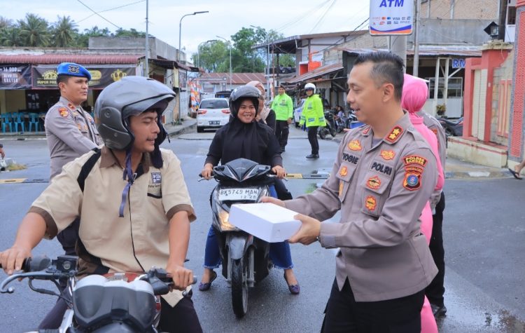 Pembagian takjil dihadiri langsung oleh Kapolres Samosir AKBP Yogie Hardiman dan Ketua Bhayangkari Cabang Samosir Ny. Widia Hardiman dan pengurus Bhayangkari, serta diikuti Plt Kabag Ops Polres Samosir AKP Tito, Kasi Propam IPDA Darmono Samosir, Kanit Regident Sat Lantas IPDA Jusuh Ketaren dan personel piket fungsi.