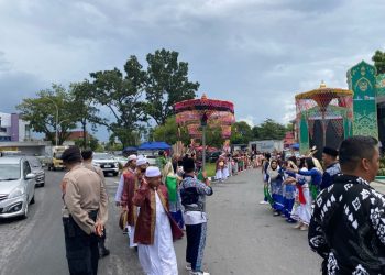 Personel Polresta Palangka Raya dikerahkan untuk mengamankan jalannya kegiatan Halal Fair yang digelar di samping Istana Isen Mulang, tepatnya di Jalan Brigjen Katamso.