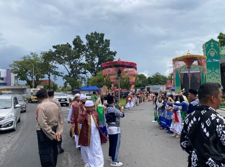 Personel Polresta Palangka Raya dikerahkan untuk mengamankan jalannya kegiatan Halal Fair yang digelar di samping Istana Isen Mulang, tepatnya di Jalan Brigjen Katamso.